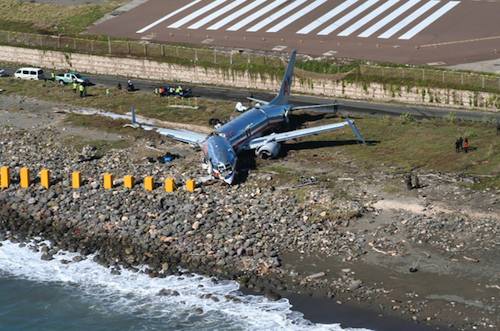 Le 737-800 d'American Airlines s'est coupé en trois sur la plage.