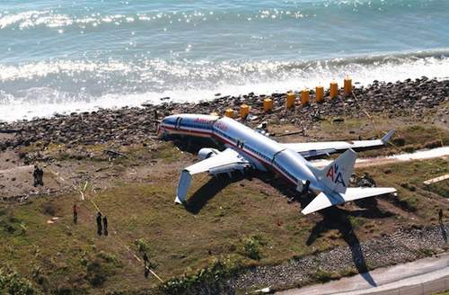 Les 148 passagers et 6 membres d'équipage ont pu évacuer le 737-800 par les toboggans.