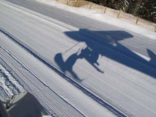 Piper Cub sur ski, au décollage de l'altiport de Méribel. 