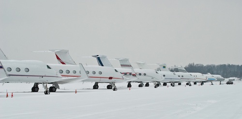 Les jets privés des participants du WEF 2010 alignés sur l’aérodrome de Dübendorf enneigé.
