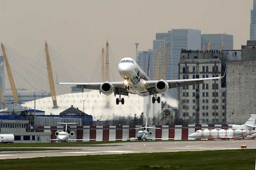 Embraer 190 au décollage de London City Airport. 