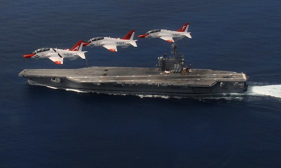 Patrouille de T-45 Goshawk au-dessus du porte-avions USS George H.W. Bush (CVN77)