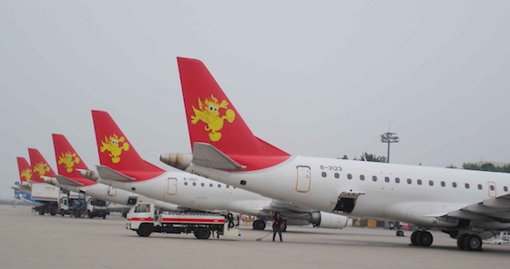 Embraer 190 de Tianjin Airlines sur l’aéroport de Pékin 