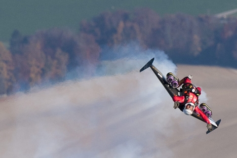 Première boucle pour Yves Rossy, alias Jetman