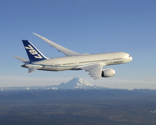 Le Boeing 787 ZA004 devant le mont Rainier (état de Washington) 