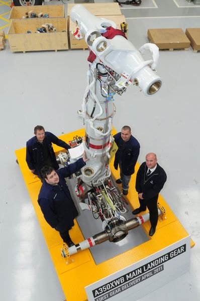 Le prototype du train principal de l’A350XWB a été livré le 27 avril 2011 à l’usine Airbus de Filton (Royaume-Uni)