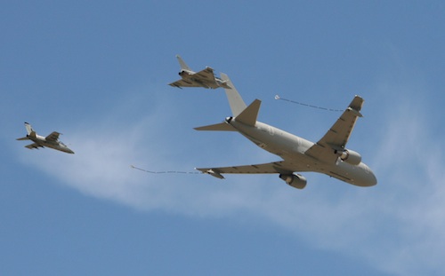 Survol de la base de Pratica di Mare par un KC-767 avec dans son aile droite un Typhoon et dans son aile gauche un AMX