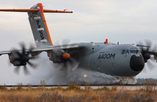 L'A400M, l'avion militaire d'Airbus, à l'aise sur piste inondée