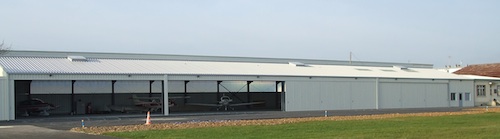 Le nouvel hangar de l'aéro-club de Bourges. 2012 sera consacré aux finitions par les membres de l'association.