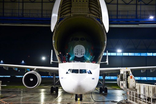 L'avant du fuselage deu premier A350XWB à bord d'un Beluga