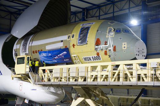 Déchargement du fuselage de l'A350XWB 