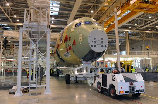 La partie avant du fuselage du premier A350XWB dans la nouvelle unité d'assemblage Airbus à Toulouse