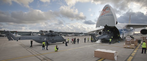 Chargement dans les soutes d'un AN124 de deux hélicoptères NH90