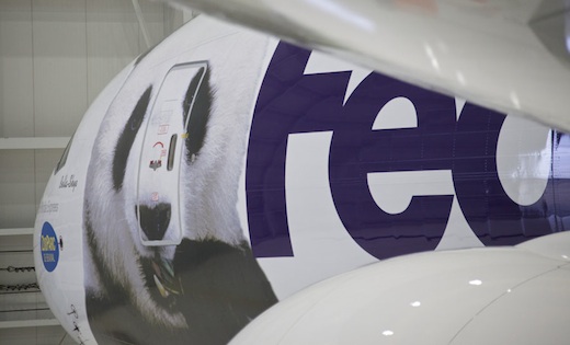 FedEx a transformé le transport du couple de pandas géants en une opération de communication.