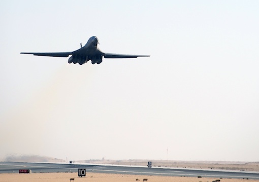 Entré en service en 1985, au sein de l'US Air Force, comme bombardier nucléaire, le B-1 a été transformé, dans les années 90, en bombardier conventionnel.
