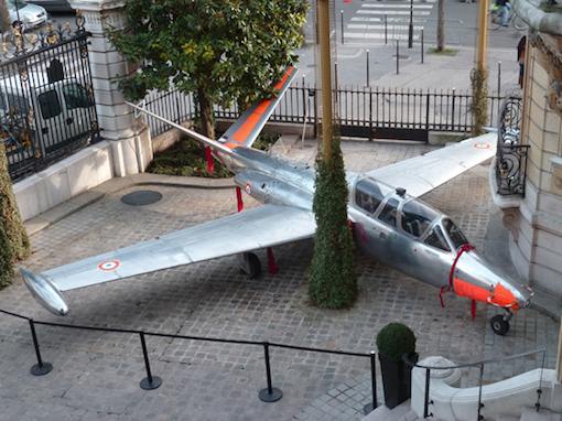 Le Fouga Magister dans la cour de l'Hôtel Marcel Dassault (rond-point des Champs-Elysées).