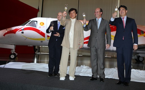 Le nouveau Legacy 650 de Jackie Chan décoré d'un dragon rouge et or