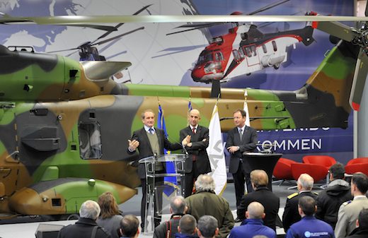 Cérémonie de livraison du premier NH90 TTH au ministre français de la Défense