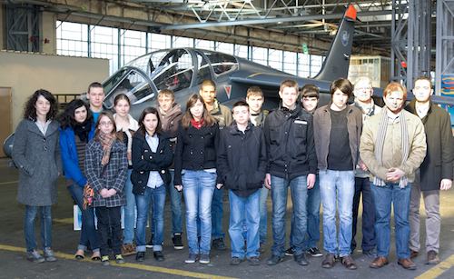 Les 22 élèves de la classe de BIA de l’aéro-club de Sologne en visite sur la base aérienne BA705 de Tours. 