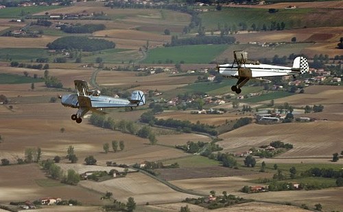 Patrouille de deux biplans Bücker du côté de Graulhet