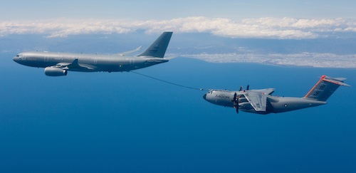 Belle vitrine pour Airbus Military avec cet A400M ravitaillé en vol par un A330MRTT de la RAF