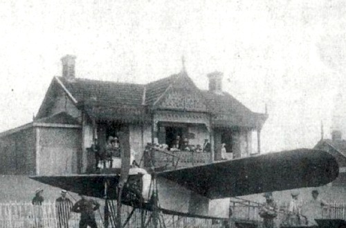 « Blériot XI » devant la villa Nelusko à Soulac. 