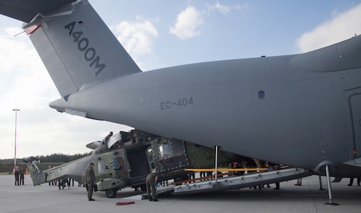 Chargement d’un NH90 à bord de l’A400M sur la base allemande d’Holzdorf 