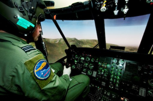 Le simulateur de vol pour hélicoptère Sea King exploité par Thales sur la base de la Royal Air Force Valley, sur l’île d’Anglesey (Pays de Galles)