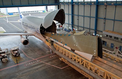 C'est en Beluga que l'aile d'A350XWB a été acheminée entre Broughton (UK) et Toulouse