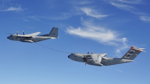 Un A400M en position de ravitaillement en vol derrière un C160 Transall