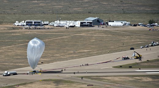 Mardi 8 octobre 2012, la tentative de record Red Bull Stratos a du être interrompue en cours de gonflage du ballon