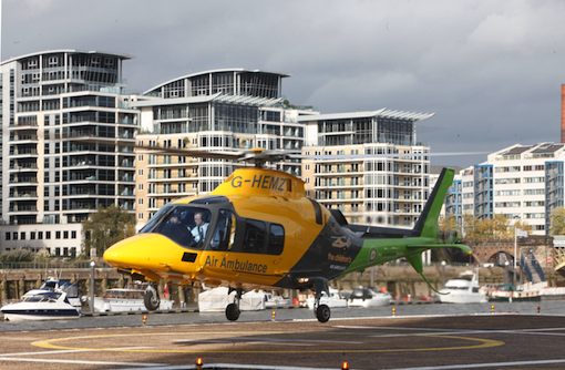L’arrivée de l’AW109S aux couleurs de The Children’s Air Ambulance sur l’héliport Barclays de Londres