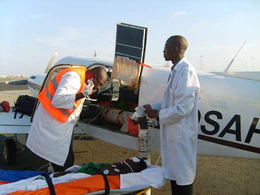 Prise en charge d'un blessé par une équipe médicale, à Dakar, au pied du Piper du SASF. Noël 2012.
