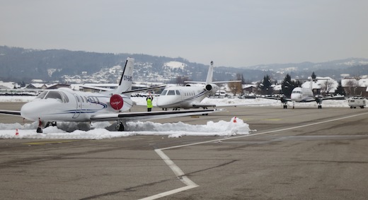 L'aéroport d'Annecy-Meythet déneigé…