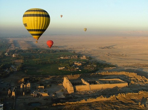 La montgolfière est un moyen privilégié de découvrir la vallée des rois, en Egypte