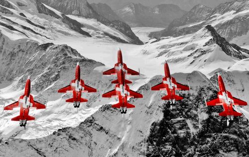 La patrouille de Suisse évolue sur 6 F-5E Tiger II rouges frappés d’une croix blanche. 