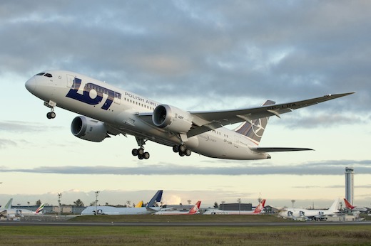 LOT devait mettre en service ses 787 sur Chicago à partir du 16 janvier 2013, Toronto à partir du 1er février 2013, New York à partir du 3 février 2013 et Pékin à compter du 3 mars 2013.