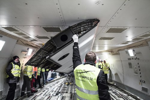 Chargement de Solar Impulse HB-SIA à bord d'un 747-8 de Cargolux