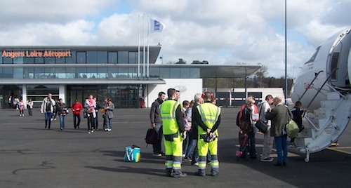 Angers, vendredi 19 avril 2013 : les premiers passagers à destination de Tunis embarquent à bord d'un CRJ-900 de Tunisair Express