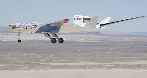 L'aile volante (blended wing body) X-48C de Boeing au-dessus du centre Dryden de la NASA