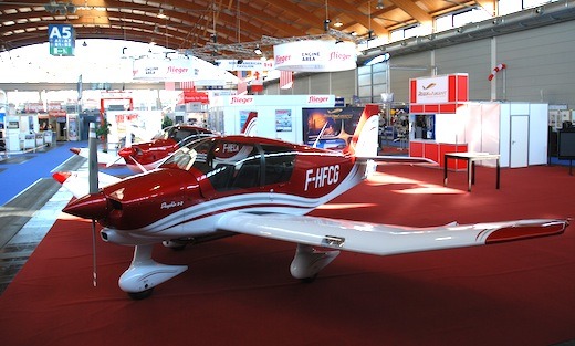Un Ecoflyer et un Dauphin 2+2 de New Robin Aircraft