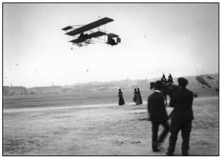 2. «1910. Janvier. Paris – Issy les Moulineaux, Henry Farman sur son nouveau biplan à ailerons arrières.» 