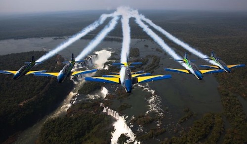 2. Jusqu'en 2012, la patrouille brésilienne Esquadrilha da Fumaça a évolué sur T-27 Tucano