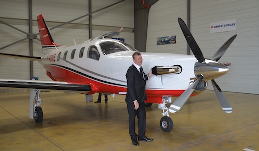 2. François-Xavier Moutel, PDG du groupe Abalone devant son nouveau TBM 850 Elite