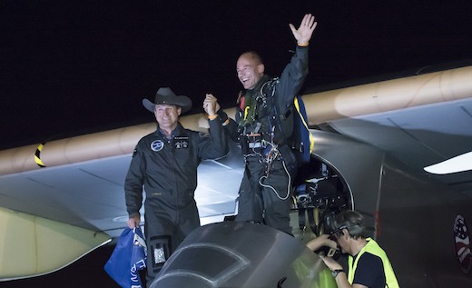 2. Bertrand Piccard accueilli à son arrivée à Phoenix par André Borschberg.