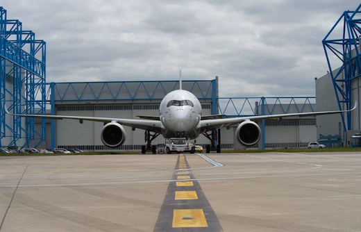 2. l'A350XWB a effectué son roll out, le 13 mai 2013, dans la plus grande discrétion…