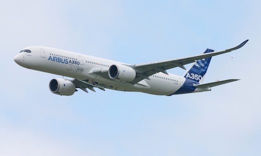 2. L'élégant et majestueux A350XWB d'Airbus dans le ciel du 50ème salon du Bourget.