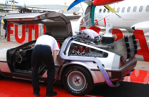 La réplique de la DeLorean de Retour vers le futur sur le stand ATR