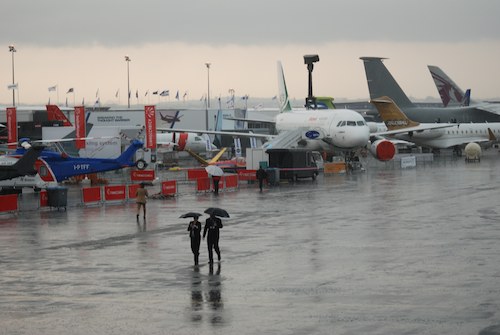 2. La pluie perturbe le démarrage du 50ème salon aéronautique du Bourget