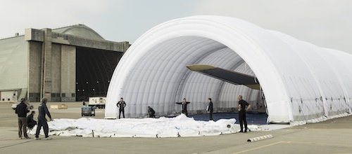 2. Le hangar gonflable Solar Impulse en cours de montage sur l'aéroport de Saint-Louis (Missouri)